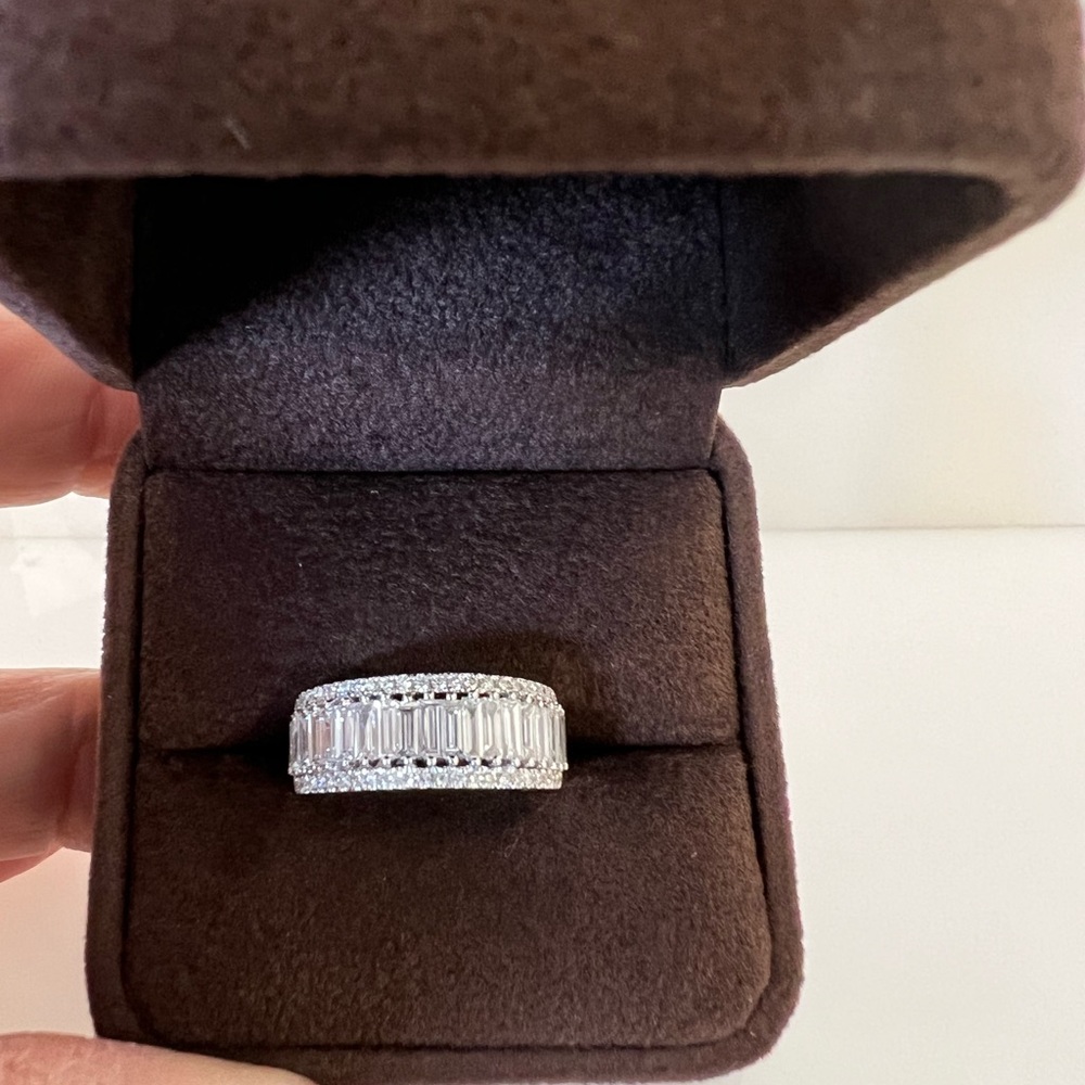 18 kt white gold, round, and baguettes diamond ring . 1.57 cts SI2G-H🎁